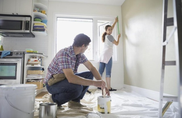 Удобство и экономия времени: преимущества службы по ремонту квартир и бытовой техники дому и в мастерских